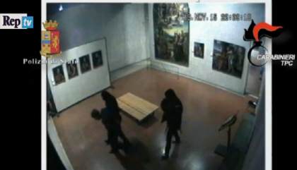 Momentul in care cei trei moldoveni intra in muzeul din Verona, imobilizeaza paznicul, iau cele 17 tablouri si dispar. Imagini de pe camerele de supraveghere - VIDEO Momentul in care cei trei moldoveni intra in muzeul din Verona, imobilizeaza paznicul, iau cele 17 tablouri si dispar. Imagini de pe camerele de supraveghere - VIDEO