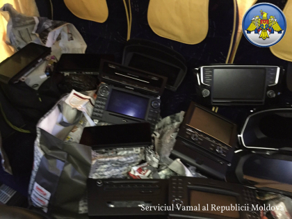 Un autocar, oprit pe soseaua Leuseni-Chisinau si ravasit la vama Cricova. Transporta ilegal sisteme audio pentru masini de lux: Ce au mai gasit vamesii - FOTO