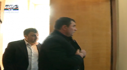 Fostul presedinte democrat al r. Ialoveni, Lilian Popescu, care se afla in arest la domiciliu a participat la o adunare de partid. Procurorii sustin ca Popescu a scris o cerere