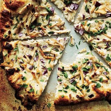 Pizza cu pui, sos alb si ierburi aromatice Pizza cu pui, sos alb si ierburi aromatice