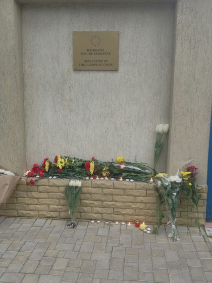 Flori la sediul delegatiei UE de la Chisinau - FOTO Flori la sediul delegatiei UE de la Chisinau - FOTO