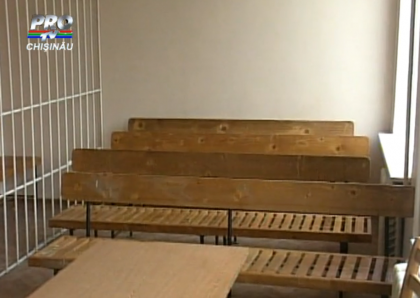 Dupa aproape un an si jumatate de detentie, tinerii care au stropit o femeie cu acid au fost plasati in arest la domiciliu