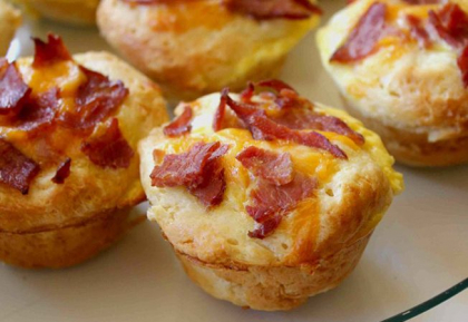Briose aperitiv cu bacon, cartofi si cascaval, gata in cateva minute Briose aperitiv cu bacon, cartofi si cascaval, gata in cateva minute