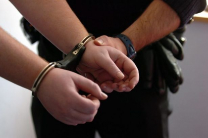 Doi politisti, CONDAMNATI la inchisoare: Au cerut 2 mii de euro intr-un caz de comercializare de droguri si 7.500 de euro intr-un alt caz Doi politisti, CONDAMNATI la inchisoare: Au cerut 2 mii de euro intr-un caz de comercializare de droguri si 7.500 de euro intr-un alt caz