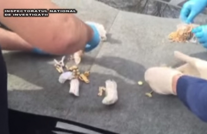 Trei tineri, administratori a unui lombard din capitala, RETINUTI pentru contrabanda cu bijuterii - VIDEO