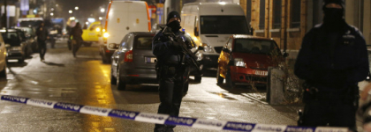 Descindere a trupelor speciale in cartierul Schaerbeek. Explozie puternica la inceputul operatiunii si un "barbat ucis" Descindere a trupelor speciale in cartierul Schaerbeek. Explozie puternica la inceputul operatiunii si un "barbat ucis"
