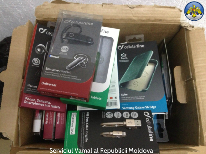 Microbuz plin cu bagaje si colete din Italia, RAVASIT la vama Cahul. Ce au gasit vamesii - FOTO Microbuz plin cu bagaje si colete din Italia, RAVASIT la vama Cahul. Ce au gasit vamesii - FOTO