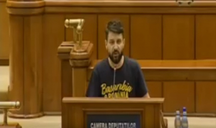 Tinuta unionista a unui deputat in plenul Parlamentului de la Bucuresti - FOTO Tinuta unionista a unui deputat in plenul Parlamentului de la Bucuresti - FOTO