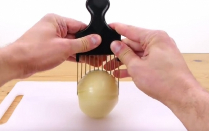 A infipt un pieptene intr-o ceapa! Motivul este genial - VIDEO