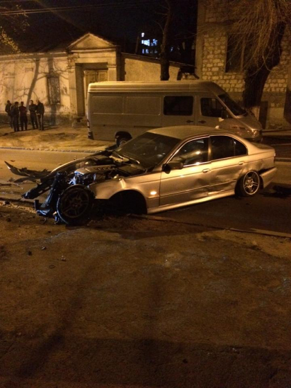 Nu a cedat trecerea unui Opel si s-a ales cu masina distrusa. Soferul unui BMW ar fi cauzat un accident in centrul capitalei - FOTO