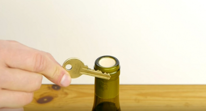 Metoda supertare prin care poti sa deschizi o sticla de vin cu o simpla cheie! Nu ai fi crezut niciodata ca se poate asa ceva - VIDEO