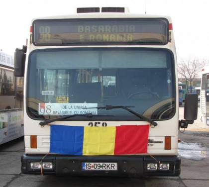 "BASARABIA E ROMANIA". Cum a fost personalizat un autobuz din Iasi, cu ocazia implinirii a 98 de ani de la votarea Marii Unirii de catre Sfatul Tarii - FOTO "BASARABIA E ROMANIA". Cum a fost personalizat un autobuz din Iasi, cu ocazia implinirii a 98 de ani de la votarea Marii Unirii de catre Sfatul Tarii - FOTO