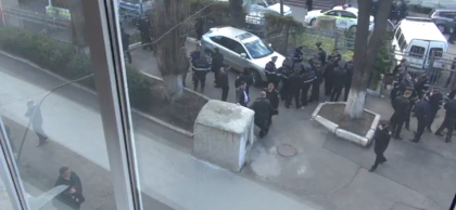 Zeci de politisti au fost dislocati in jurul cladirii CEC - FOTO