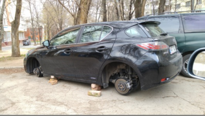 Hotii fac prapad in sectorul Botanica. Cum si-a gasit un sofer masina de lux - FOTO Hotii fac prapad in sectorul Botanica. Cum si-a gasit un sofer masina de lux - FOTO