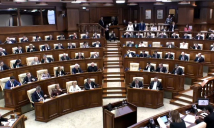 Propunerea care a starnit replici intre deputati. Ghimpu: "al vostru sta in puscarie si tot voi aratati cu degetul". Voronin: "Ce se intampla cu pacientul vostru?" Hotineanu: "primavara bolile de nervi se acutizeaza" Propunerea care a starnit replici intre deputati. Ghimpu: "al vostru sta in puscarie si tot voi aratati cu degetul". Voronin: "Ce se intampla cu pacientul vostru?" Hotineanu: "primavara bolile de nervi se acutizeaza"