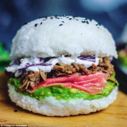 Burger-ul cu sushi, cea mai noua fita culinara! Uite cat de repede si simplu poti sa il faci si tu Burger-ul cu sushi, cea mai noua fita culinara! Uite cat de repede si simplu poti sa il faci si tu