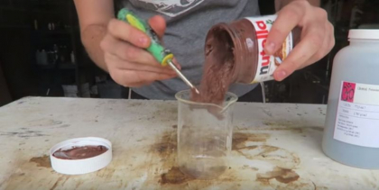 Cum devine ciocolata dintr-un borcan de Nutella complet inflamabila?! Trebuie sa vezi asta - VIDEO Cum devine ciocolata dintr-un borcan de Nutella complet inflamabila?! Trebuie sa vezi asta - VIDEO