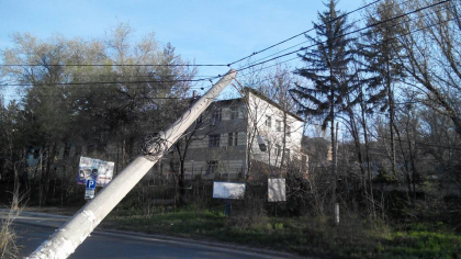 Vantul a facut prapad noaptea trecuta pe unele strazi din capitala: un stalp de electricitate, DOBORAT, iar mai multe localitati au ramas fara lumina - GALERIE FOTO Vantul a facut prapad noaptea trecuta pe unele strazi din capitala: un stalp de electricitate, DOBORAT, iar mai multe localitati au ramas fara lumina - GALERIE FOTO