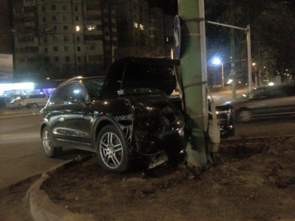 "Stalpul e de vina". Un sofer si-a facut praf Porsche Cayenne-ul dupa ce a intrat cu masina intr-un... pilon din capitala - FOTO "Stalpul e de vina". Un sofer si-a facut praf Porsche Cayenne-ul dupa ce a intrat cu masina intr-un... pilon din capitala - FOTO