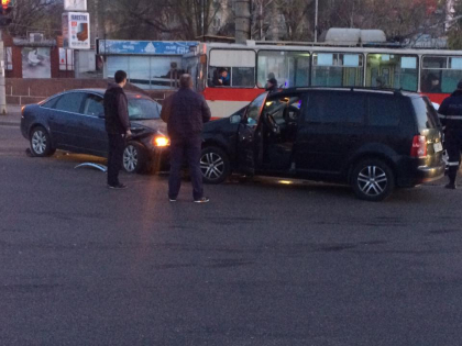 Accident matinal in centrul capitalei: doua masini s-au ciocnit frontal - FOTO Accident matinal in centrul capitalei: doua masini s-au ciocnit frontal - FOTO