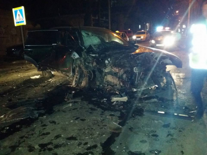 Impact violent intr-o intersectie din capitala. Un automobil, facut praf dupa ce s-a ciocnit cu o masina de taxi - FOTO