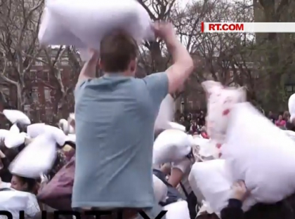 Toata lumea s-a batut cu perne. Din Hong Kong pana la Chisinau oamenii au uitat de probleme si s-au umplut de pene - VIDEO