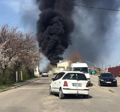 Fum gros la orizont. Un incendiu a izbucnit in apropiere de localitatea Ciorescu - FOTO Fum gros la orizont. Un incendiu a izbucnit in apropiere de localitatea Ciorescu - FOTO