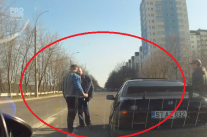 S-a facut de ras si mai risca si AMENDA. Tanarul care sare cu bata la bataie, iar apoi este calmat de un alt sofer, risca amenda de 14 mii de lei sau inchisoare