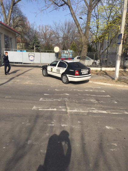 O masina a politiei incalca legea? Vehiculul, parcat chiar langa trecerea de pietoni - FOTO O masina a politiei incalca legea? Vehiculul, parcat chiar langa trecerea de pietoni - FOTO