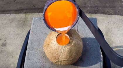 A turnat cupru topit intr-o nuca de cocos. Ce s-a intamplat cand a spart coaja cu ajutorul unui ciocan