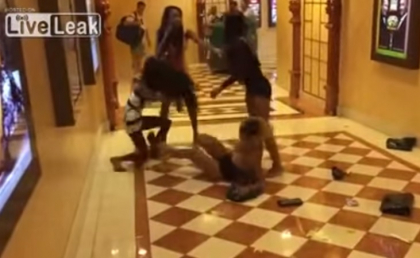 Bataie generala intre patru femei in holul unui hotel de lux. Oamenii s-au oprit, au scos telefoanele si au inceput sa filmeze scandalul - VIDEO Bataie generala intre patru femei in holul unui hotel de lux. Oamenii s-au oprit, au scos telefoanele si au inceput sa filmeze scandalul - VIDEO