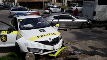 Soferul Porsche-ului care s-a ciocnit cu o masina a politiei ofera recompensa celor care detin inregistrari video cu momentul impactului