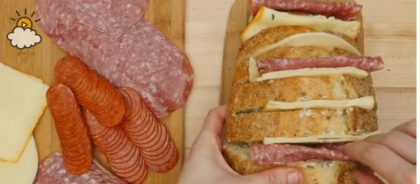 Iei o FRANZELA, o tai felii si bagi salam si sosul asta bestial printre ele! Rezultatul?! Dupa cateva minute la cuptor iese o nebunie - VIDEO
