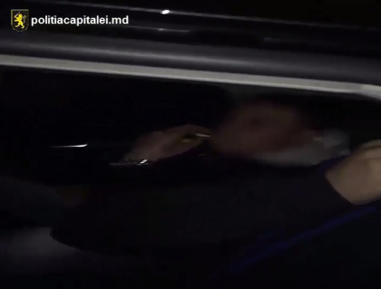 Doi tineri, retinuti pe o strada din capitala in timp ce vroiau sa vanda droguri in suma de 15.000 de lei - VIDEO