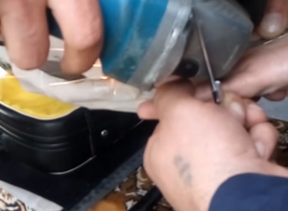Interventie neobisnuita la Balti. Un tanar a ramas cu foarfeca blocata de deget, iar salvatorii au intervenit cu polizorul - VIDEO Interventie neobisnuita la Balti. Un tanar a ramas cu foarfeca blocata de deget, iar salvatorii au intervenit cu polizorul - VIDEO