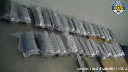 VIDEO - 13 kg de marijuana, depistate de cainele antidrog Mary la postul vamal Leuseni