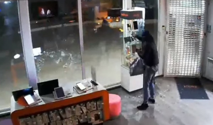 Spargere-fulger la Balti. Un hot a furat 17 telefoane mobile si 3 laptop-uri dintr-un magazin de electronice. Intreaga scena a fost surprinsa de o camera de supraveghere - VIDEO