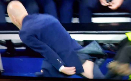 I-a batut la fundul gol! Zidane si-a rupt pantalonii in meciul istoric cu Wolfsburg! Imagine fabuloasa pe banca - FOTO I-a batut la fundul gol! Zidane si-a rupt pantalonii in meciul istoric cu Wolfsburg! Imagine fabuloasa pe banca - FOTO