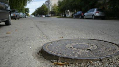O femeie din capitala a ajuns la spital dupa ce a cazut intr-o gura de canalizare O femeie din capitala a ajuns la spital dupa ce a cazut intr-o gura de canalizare