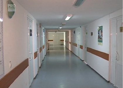 Mama celor doi copii intoxicati, dintre care unul a murit, a ajuns acasa. Starea barbatului din Cahul continua sa fie extrem de grava