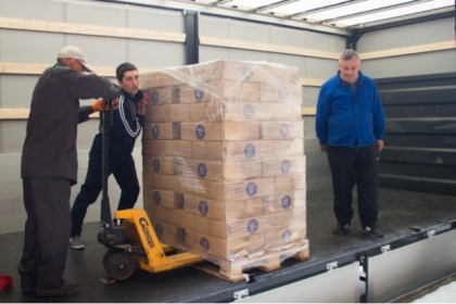 FOTO. Primul lot de colete alimentare oferit de Romania a ajuns la Chisinau. Alimentele vor fi repartizate familiilor nevoiase