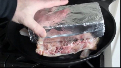 A pus o caramida invelita in staniol peste carnea de pui. Cand vei afla de ce, vei incerca si tu! A pus o caramida invelita in staniol peste carnea de pui. Cand vei afla de ce, vei incerca si tu!