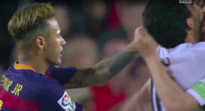 Reactie de LOSER a lui Neymar dupa infrangerea cu Valencia! I-a luat la palme pe adversarii care se bucurau si poate fi suspendat! VIDEO Reactie de LOSER a lui Neymar dupa infrangerea cu Valencia! I-a luat la palme pe adversarii care se bucurau si poate fi suspendat! VIDEO