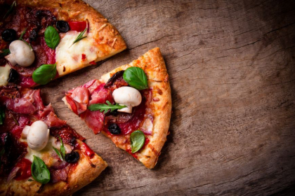 Cum poti prepara o pizza delicioasa in mai putin de 30 de minute. Chiar si cel mai mofturos invitat va fi impresionat - VIDEO