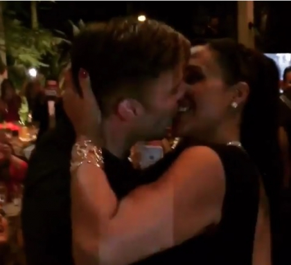 Cel mai scump sarut din lume. Cat a platit o fana sa-l sarute pe Ricky Martin - VIDEO Cel mai scump sarut din lume. Cat a platit o fana sa-l sarute pe Ricky Martin - VIDEO