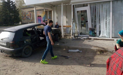 Intamplare sau razbunare? Un sofer a intrat cu masina intr-un magazin - FOTO Intamplare sau razbunare? Un sofer a intrat cu masina intr-un magazin - FOTO
