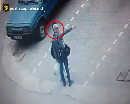 Un barbat este CAUTAT de politei dupa ce ar fi furat dintr-un automobil parcat pe o strada din capitala. Cu cati bani s-a ales individul - VIDEO
Un barbat este CAUTAT de politei dupa ce ar fi furat dintr-un automobil parcat pe o strada din capitala. Cu cati bani s-a ales individul - VIDEO