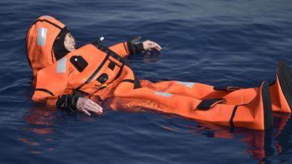 FOTO - Doamna ministru a sarit in mare, pentru a simti cum e sa fii refugiat. Gestul, criticat si ridiculizat pe internet FOTO - Doamna ministru a sarit in mare, pentru a simti cum e sa fii refugiat. Gestul, criticat si ridiculizat pe internet