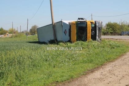 Un TIR cu numere de inmatriculare moldovenesti s-a rasturnat pe un drum din Romania - GALERIE FOTO Un TIR cu numere de inmatriculare moldovenesti s-a rasturnat pe un drum din Romania - GALERIE FOTO