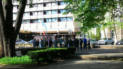 Mai multe persoane imbracate in trening si adidasi, in fata hotelului Codru si la GBC - FOTO Mai multe persoane imbracate in trening si adidasi, in fata hotelului Codru si la GBC - FOTO